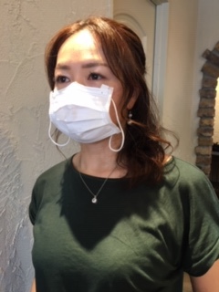 テープをつけたら耳からひもを外します。
